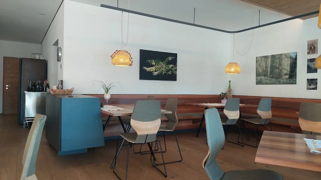 ZENTRAL Café Restaurant_Collalbo_slider_image_3