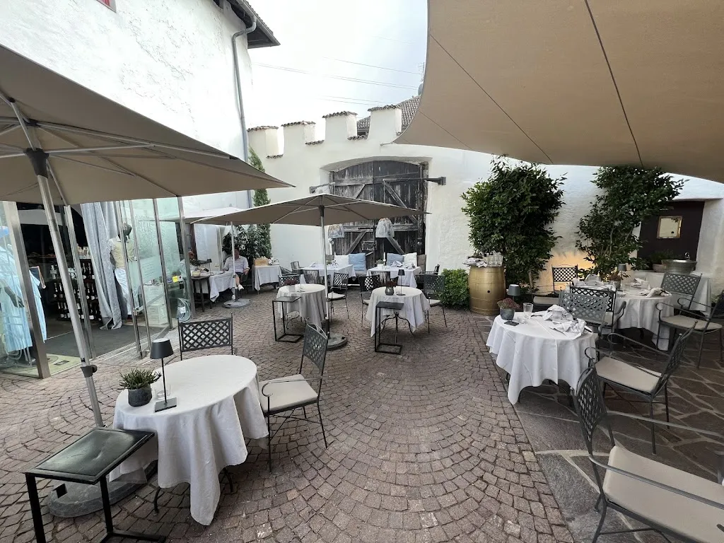 Enoteca Ansitz Pillhof restaurant in Cornaiano