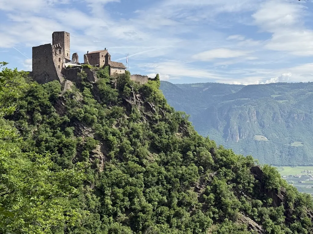 Hubert Fischer_Burgschenke Hocheppan_Cornaiano_review