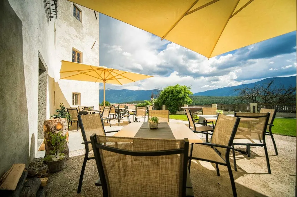 Sichelburg restaurant in Falzes