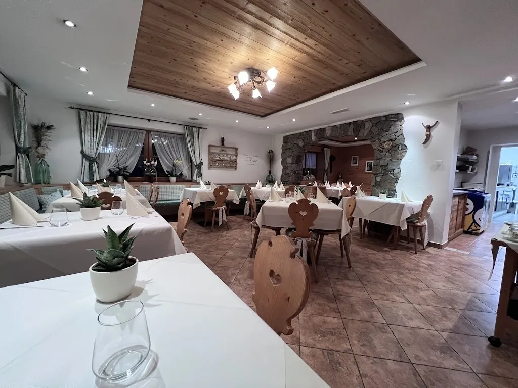 Dreimädelhaus_Funes - Villnoess_slider_image_1