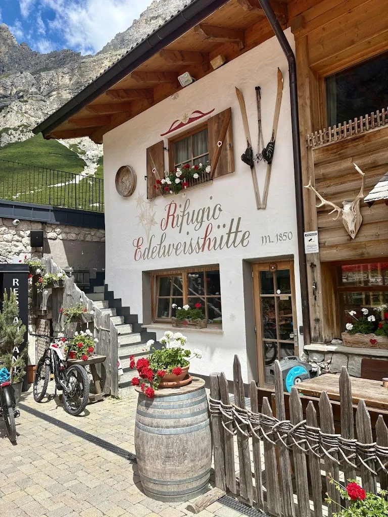 Edelweiß-Hütte restaurant in Corvara in Badia