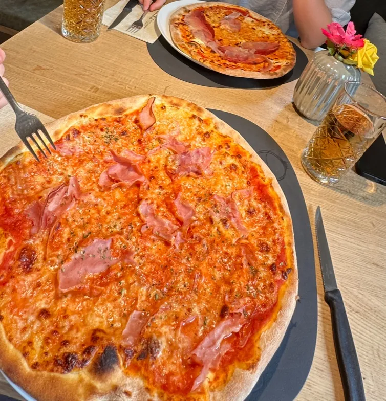 Anastasia Kisel_Pizzeria Restaurant Erika_Glorenza_review