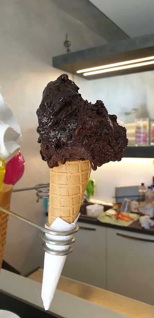 Howard Whittaker_Poker Pizza_Lodrone-Darzo_review