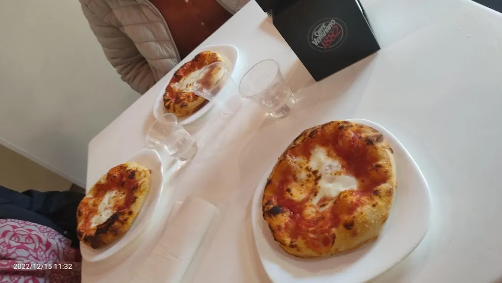 ViVe Caffè Drink & Restaurant_Maglie_slider_image_3