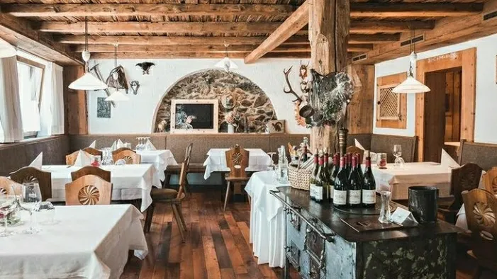 Restaurant zum Schloss restaurant in Malles Venosta