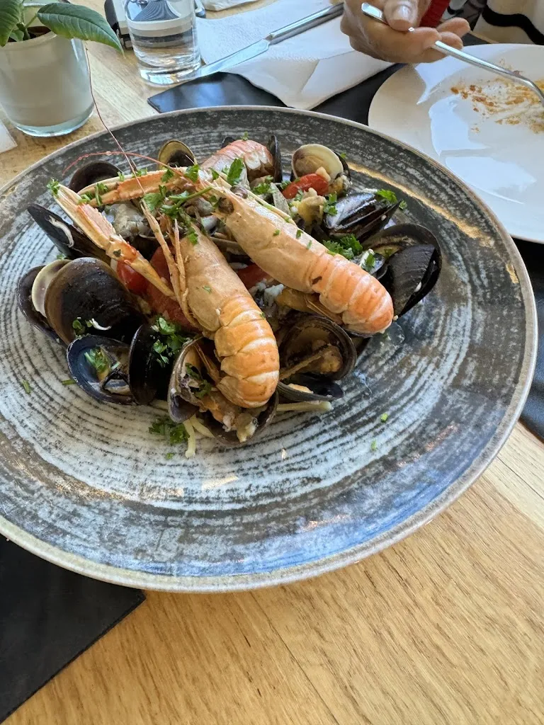 Pat Varongsurat_Guater Tropfen_Nova Ponente_review