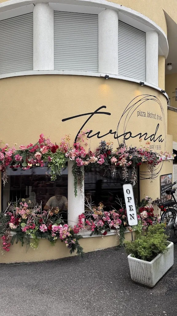 Turonda | pizza · bistrot · drinks_Ortisei_slider_image_3