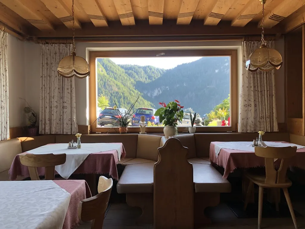 Gasthof Albergo Somont restaurant in Ortisei