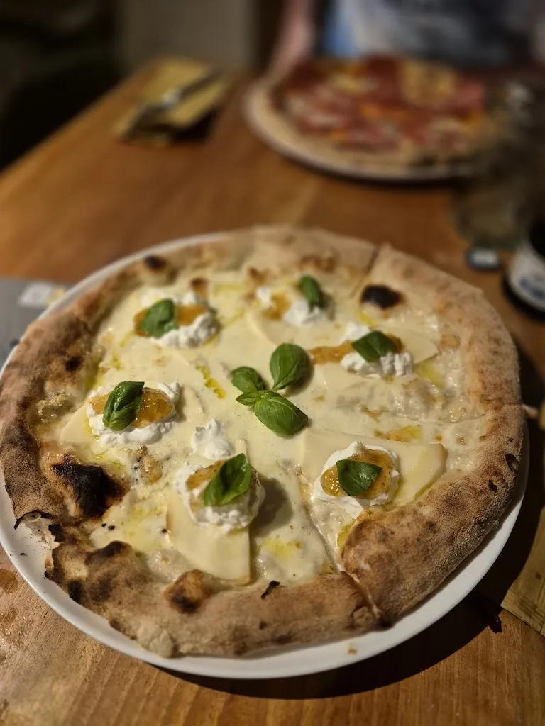 Alexander Harvey_E-Quattro Pizza Genuine_Ortisei_review