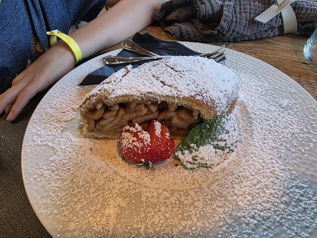 a darjadi_Baita Passo Feudo_Predazzo_review