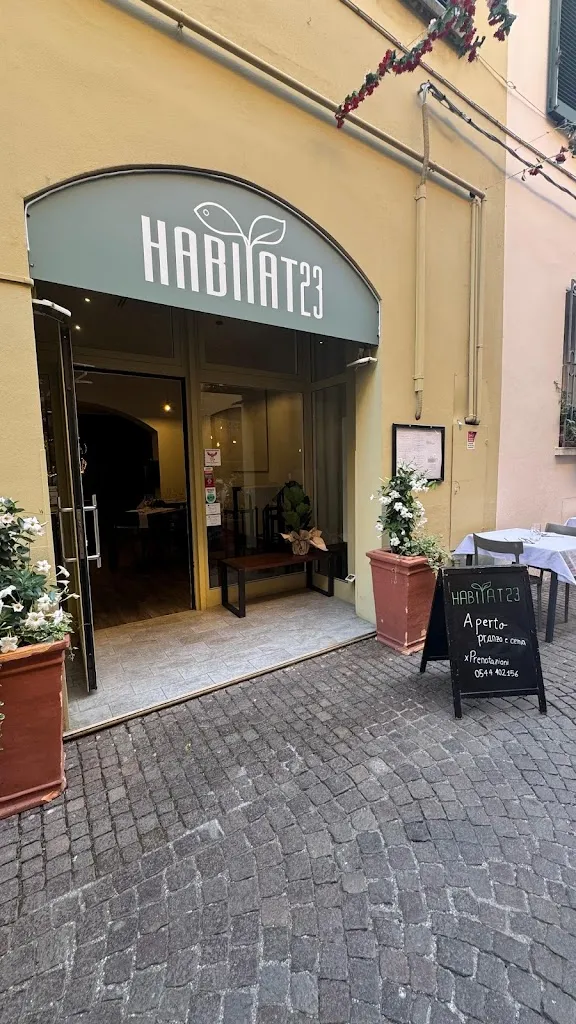 Habitat23 restaurant in Ravina