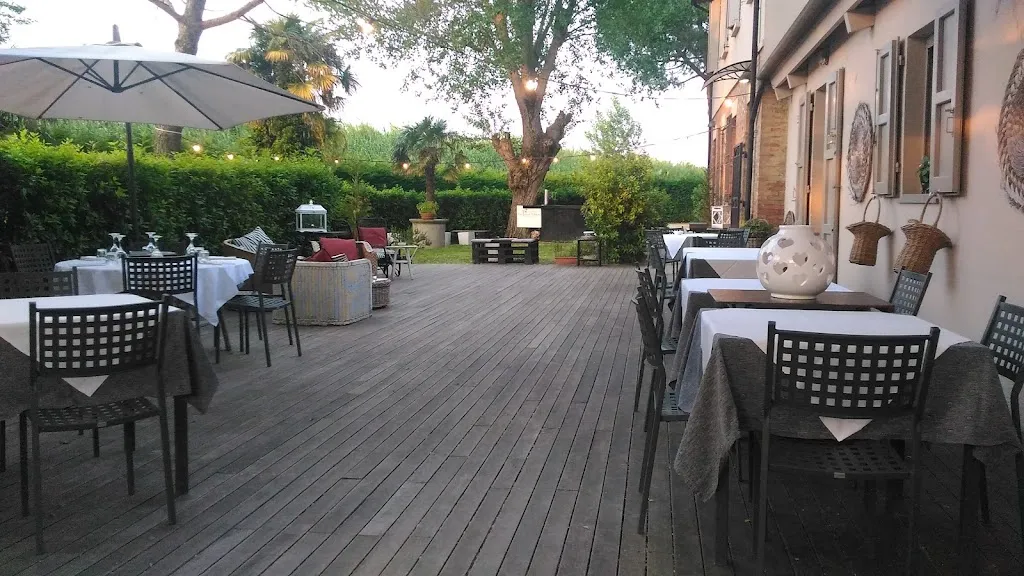 La Trattoria restaurant in Ravina