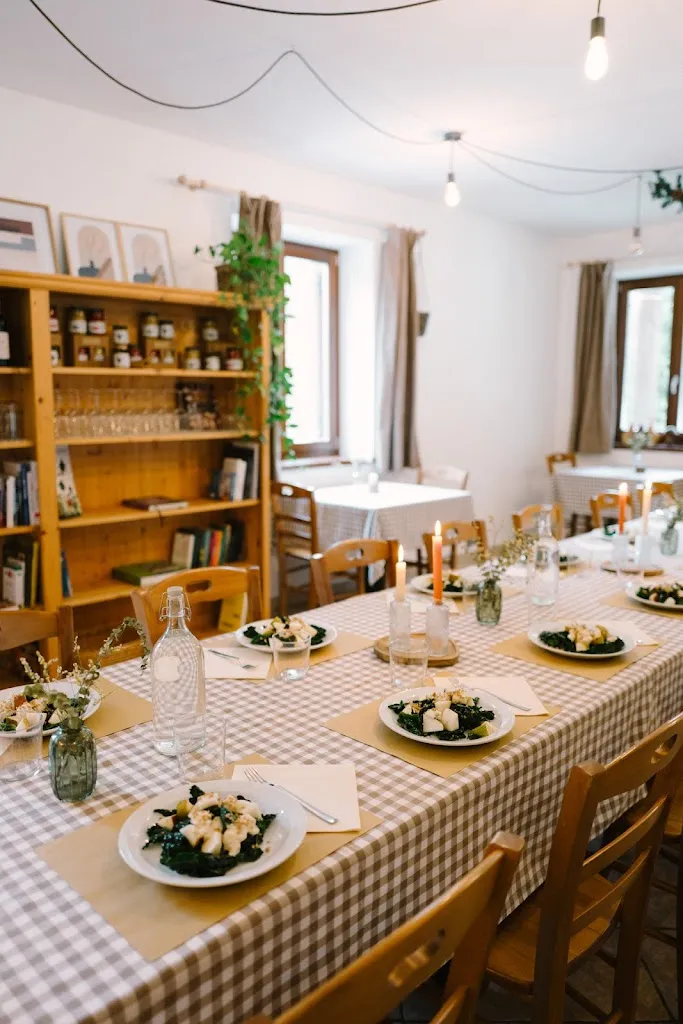 Forest Camp Val di Gresta restaurant in Ronzo-Chienis