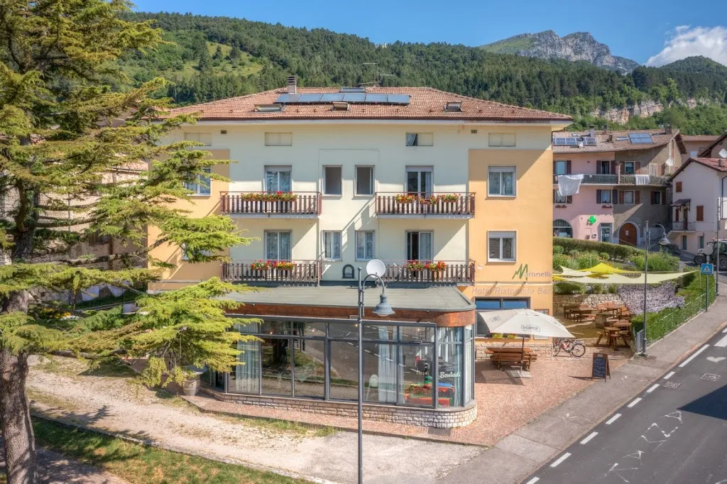 HOTEL RISTORANTE PIZZERIA MARTINELLI restaurant in Ronzo-Chienis