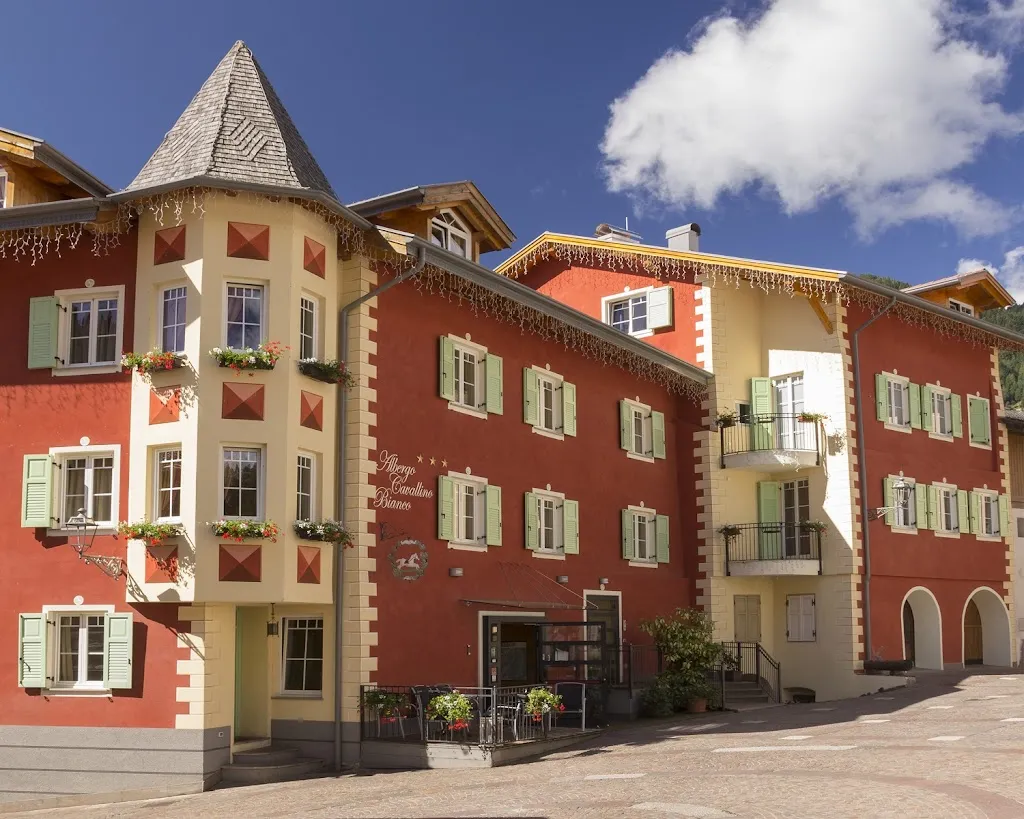 Hotel Cavallino Bianco restaurant in Rumo