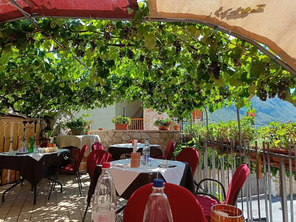 Trattoria Castelbarco restaurant in Sabbionara