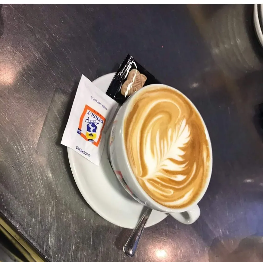 Bar-Pub Tabaktrafik Naomi restaurant in Salorno