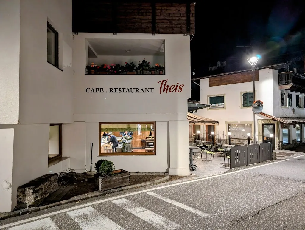 Karsten Bechstedt_Bar Café Restaurant Theis_San Leonardo in Passiria_review