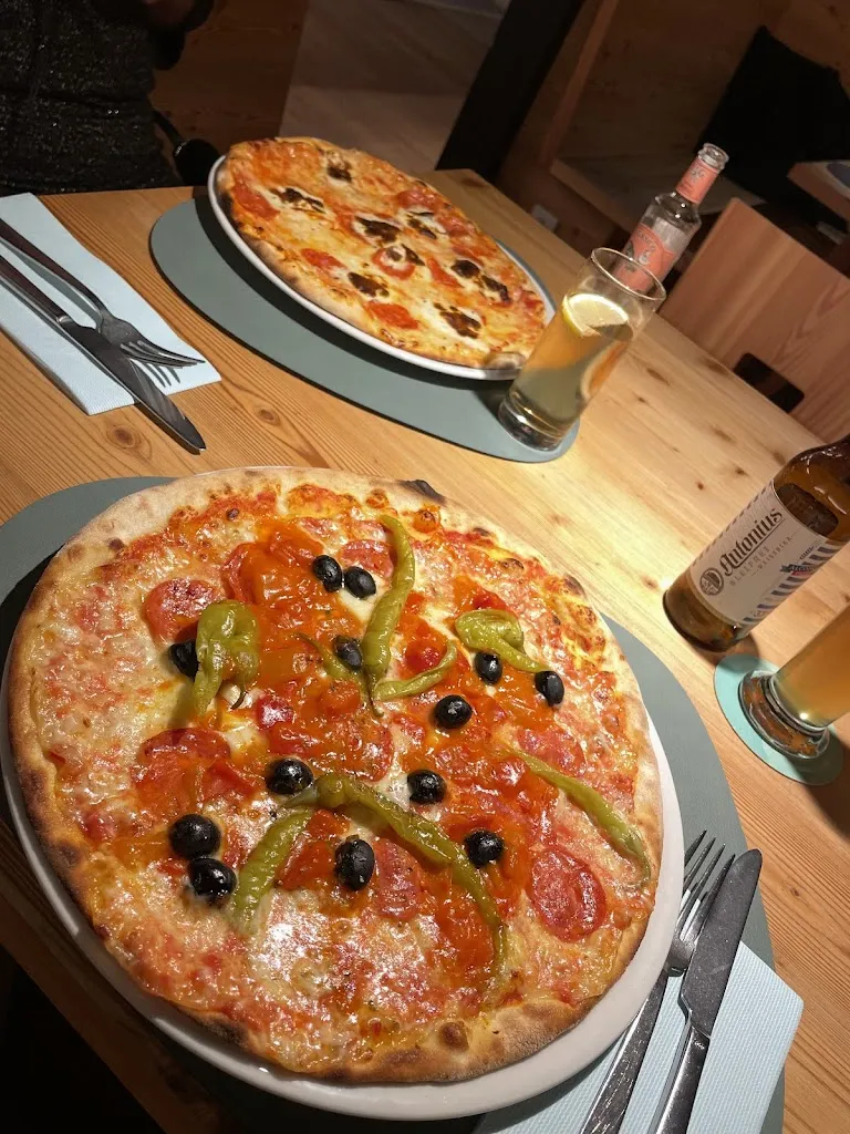 Sharvan Bhairosingh_Meggima am See - Bar Restaurant Pizzeria_Selva dei Molini_review