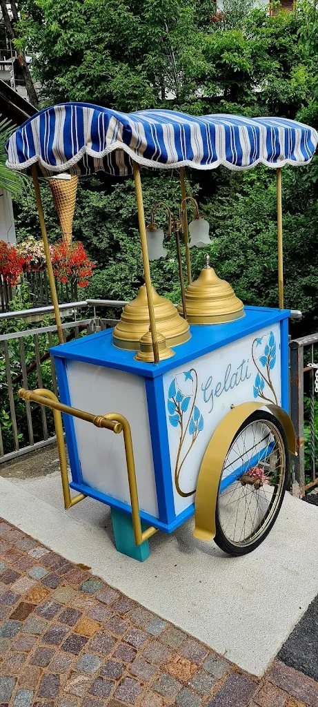 Olly Gronau_Eisdiele Anny_Scena - Schenna_avis