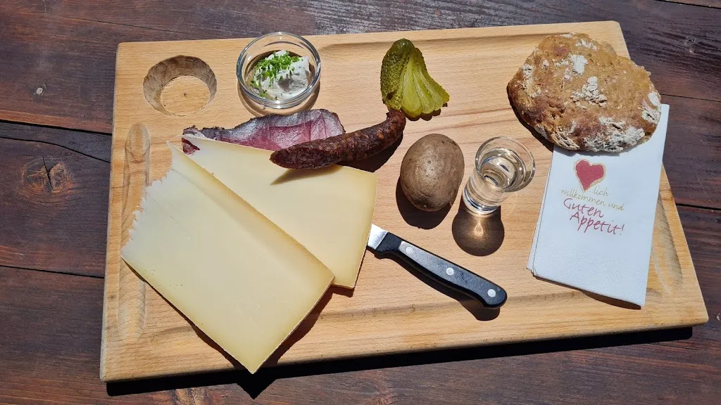 Ronny Hauenstein_Assen Hütte_Scena - Schenna_recensione