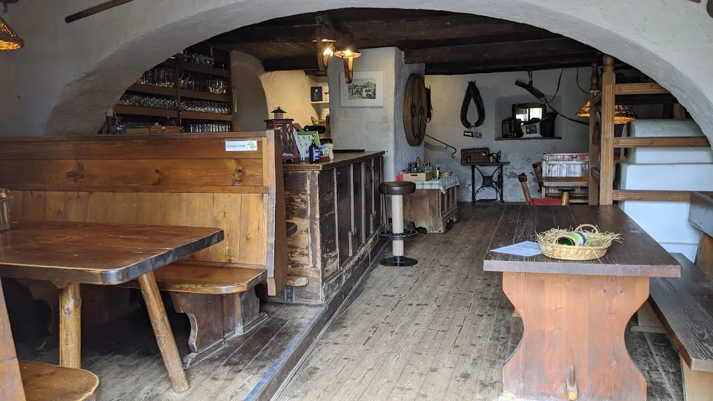 Buschenschank Hofstätterhof restaurant in Tesimo