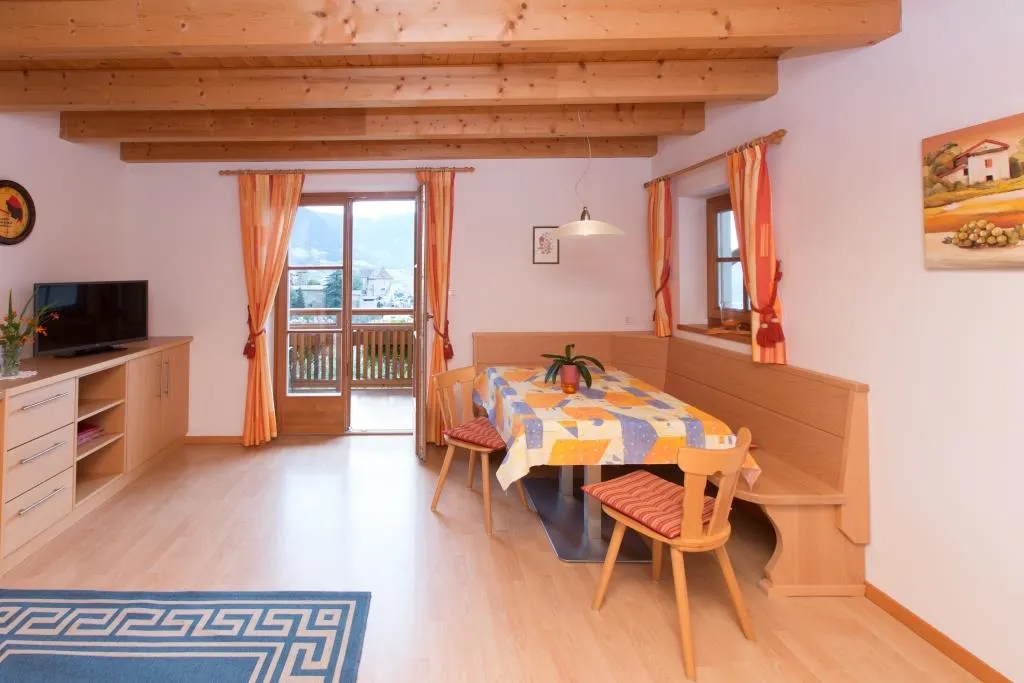 Schneeweisshof restaurant in Tirolo