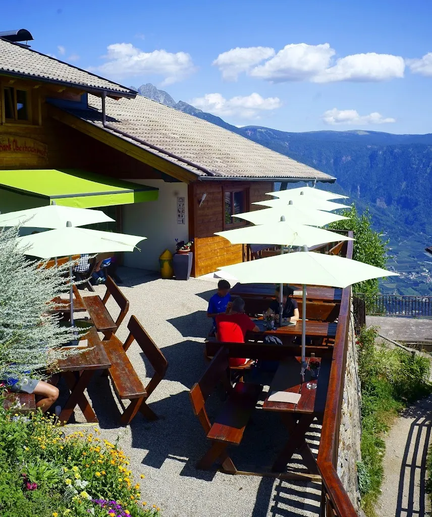Berggasthof Oberhochmuthof restaurant in Tirolo