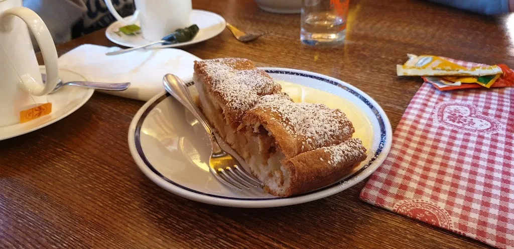 Alexander Kaiser_Mair in Plun Hütte_Villandro_review