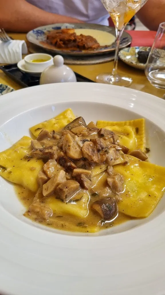 Alina Andreea Gheorghiu_Essenza Dario e Anna - dal 1964_Arezzo_review