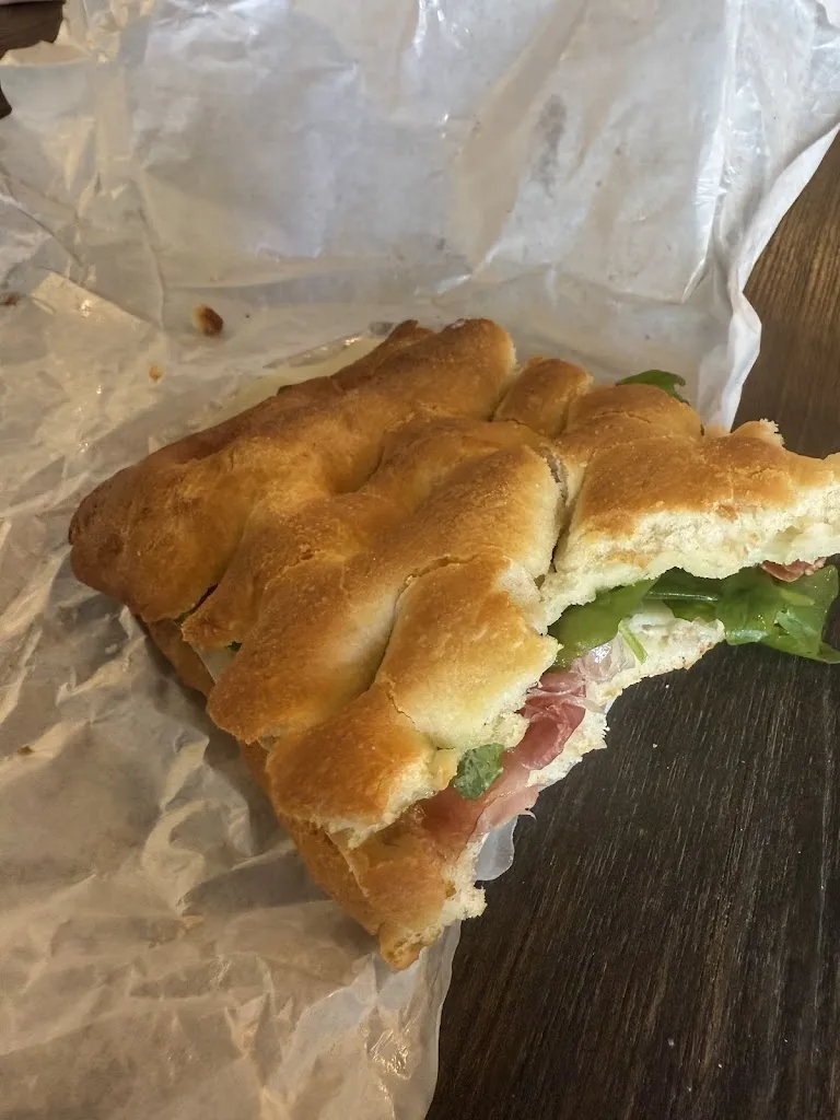 Chloée L-C_Berni's Focacceria_Arezzo_review