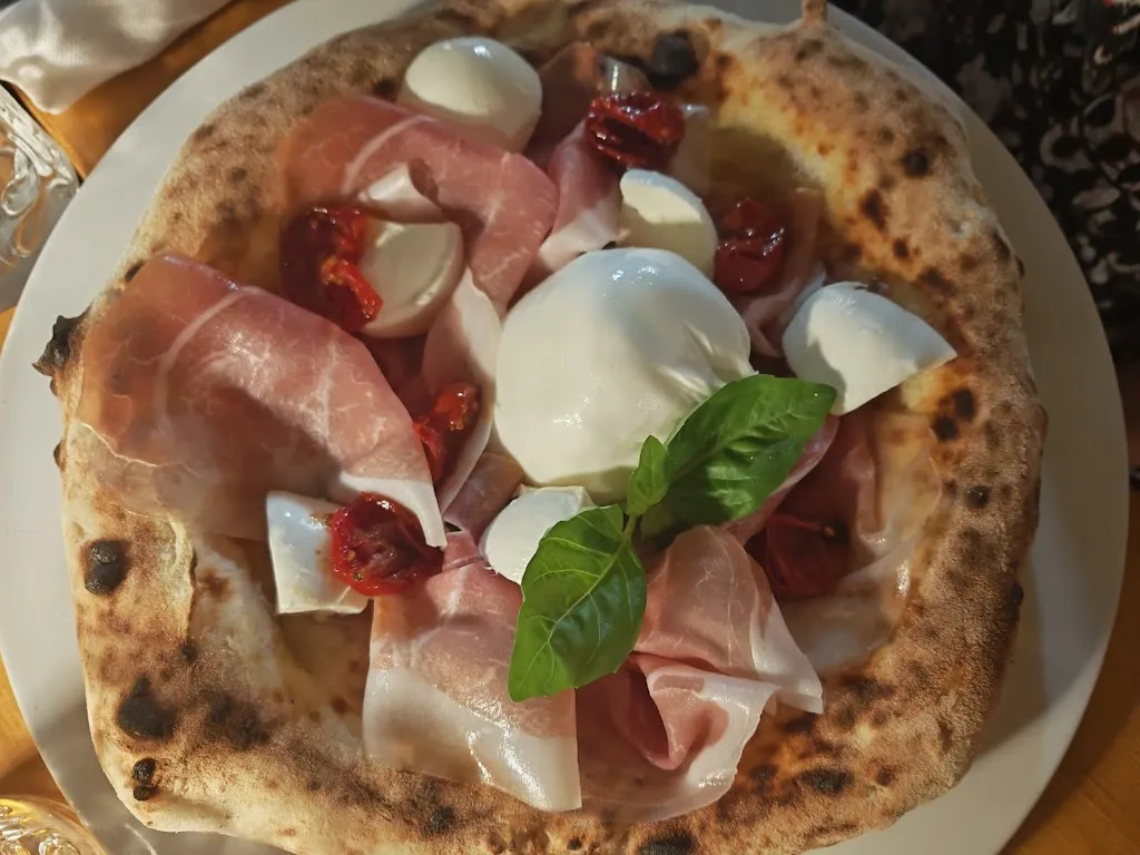 Pizzeria Tomato and Basil_Martina Franca_slider_image_3