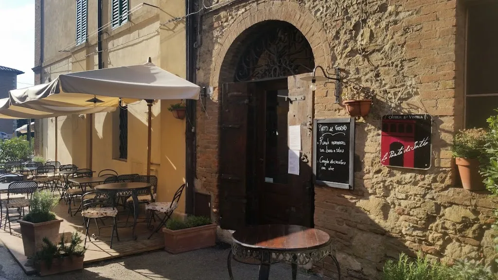 osteria & vineria La Porta Di Sotto restaurant in Buonconvento