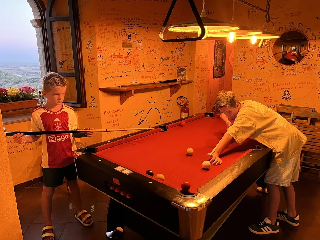 M vanB_Il Bender_Campiglia Marittima_review