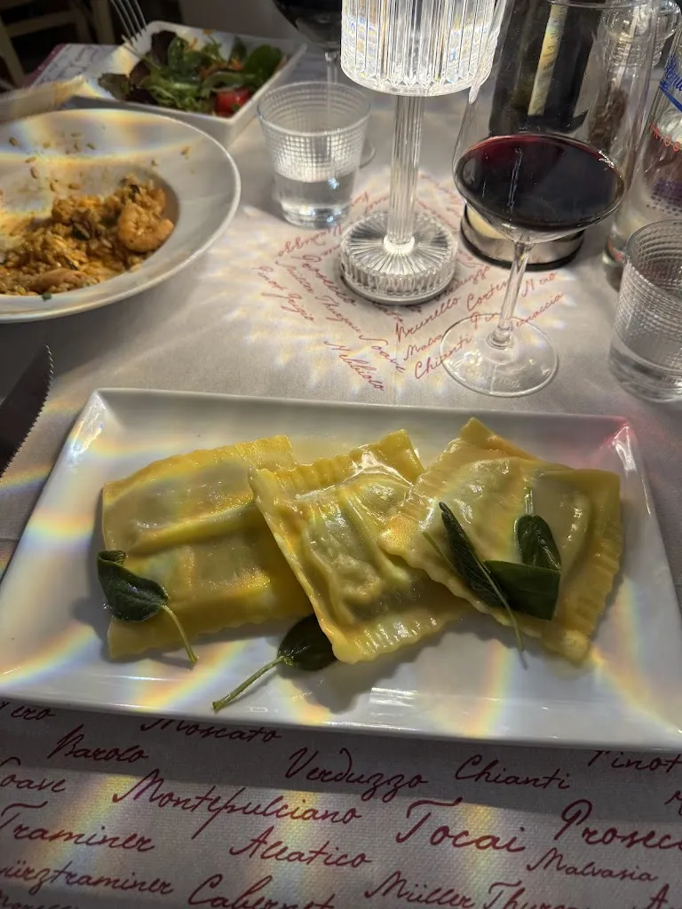 Mustafa_Ci si trova lì_Campiglia Marittima_review