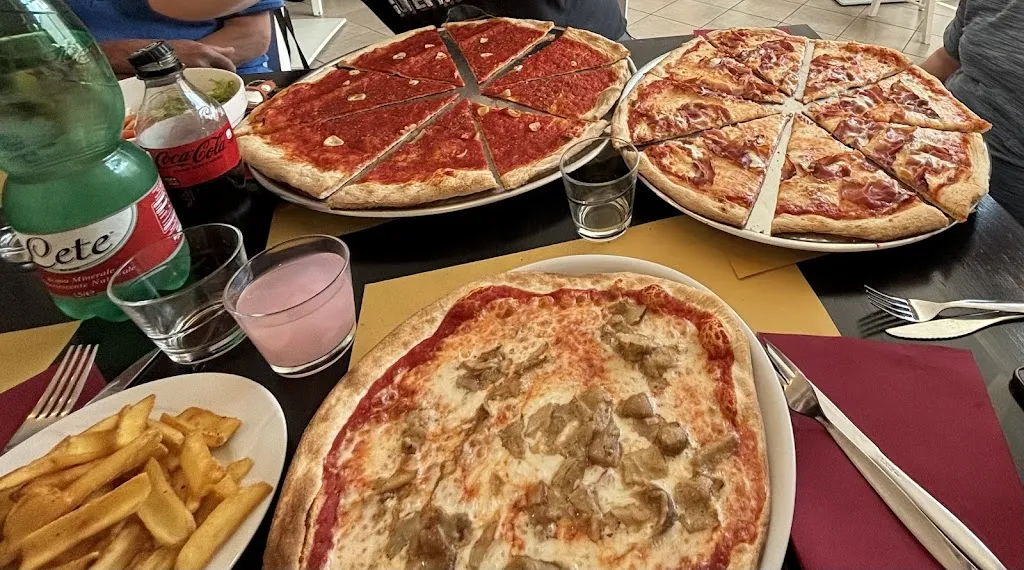 Michaela Hartig_Bar Pizzeria Ristorante Chiaro Scuro Camucia AR_Camucia-Monsigliolo_avis