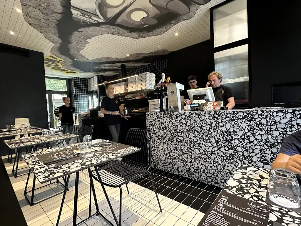 Pizzeria San Lazzaro restaurant in Camucia-Monsigliolo