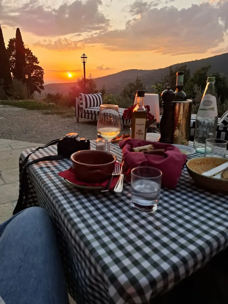 Lúcia Szabó-Szontágh_fringuello bistrot_Camucia-Monsigliolo_review