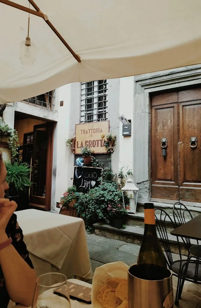 R Hageman_La Grotta_Camucia-Monsigliolo_review