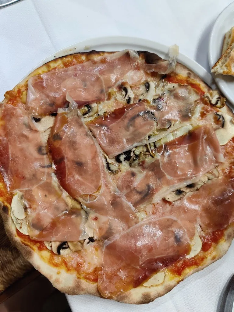 Mariana Gajdáčová_La Perla Pizza Restaurant_Cantagrillo-Casalguidi_review