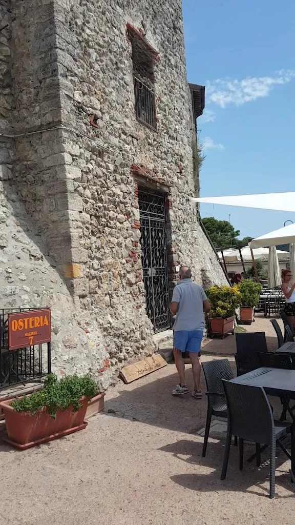 Osteria bar magenta 7_Capalbio_slider_image_2