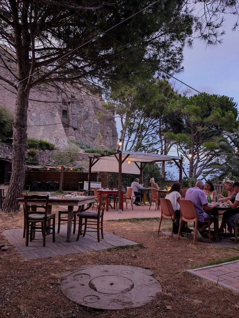 Carabottino restaurant in Capraia e Limite
