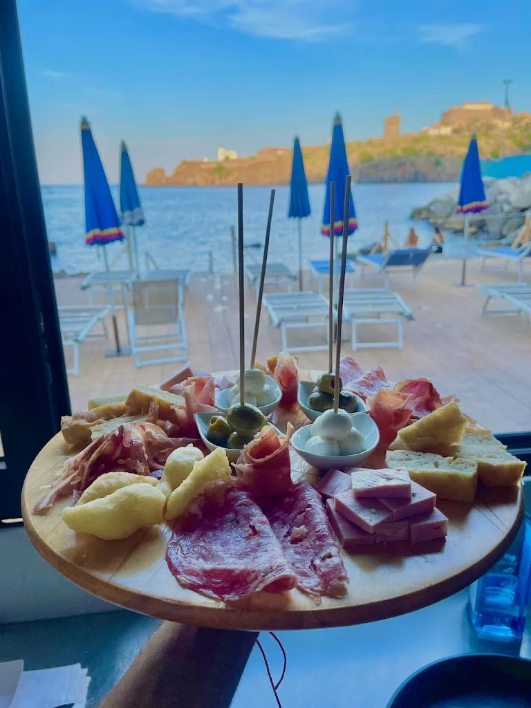 Punta del Frate restaurant in Capraia e Limite