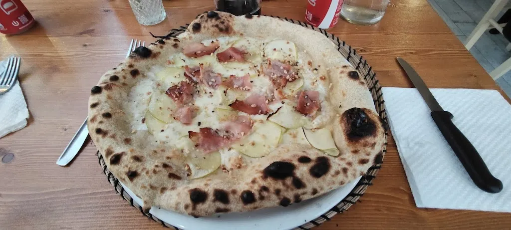 L'angolo Rosso Pizzeria Wine Bar_Carraia_slider_image_3