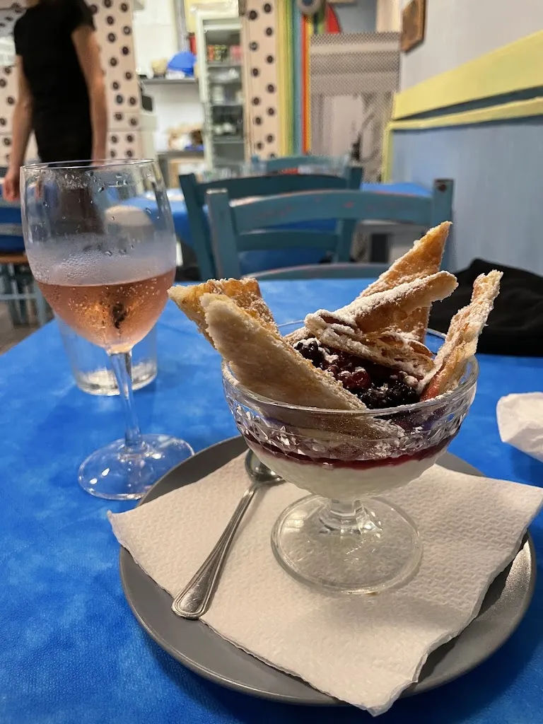 Holly St. Lifer_Vicolo D'oro_Capoliveri_review