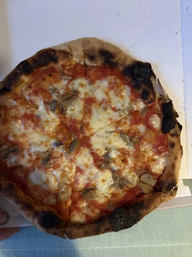 Briguglio Mark_GIALLO pizza Lab._Capoliveri_review