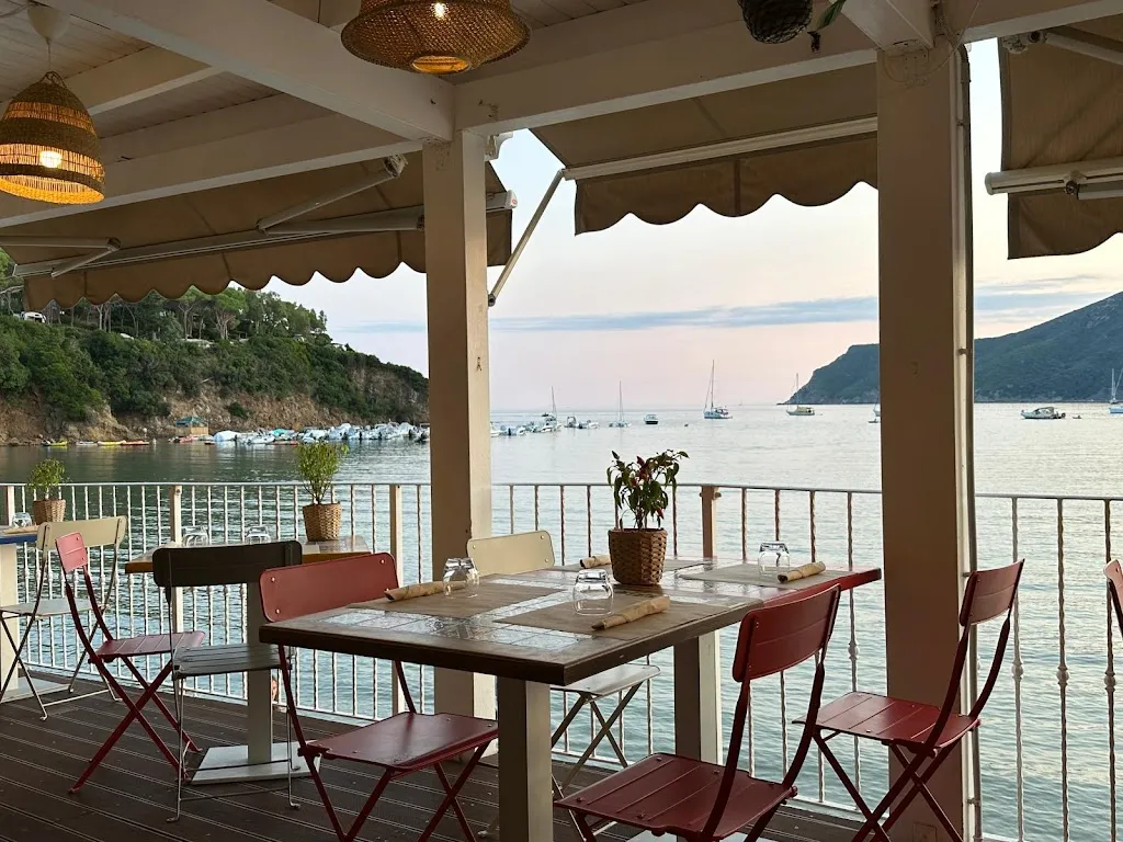 Mom Food Drink & Soul restaurant in Capoliveri