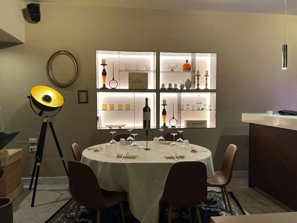 DrogheriaPuntoZero restaurant in Carrara