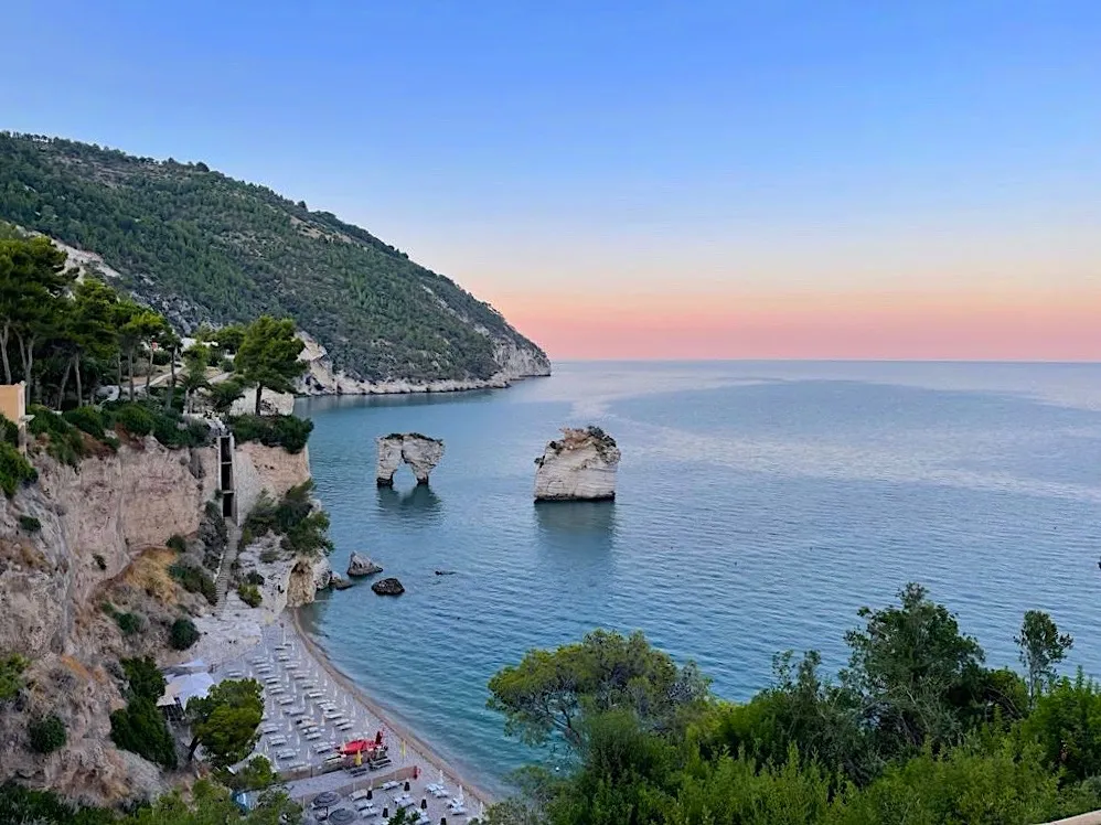 Spiaggia dei Faraglioni restaurant in Mattinata